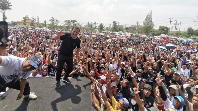 Cagub Jateng Ahmad Luthfi bertemu massa di Brebes