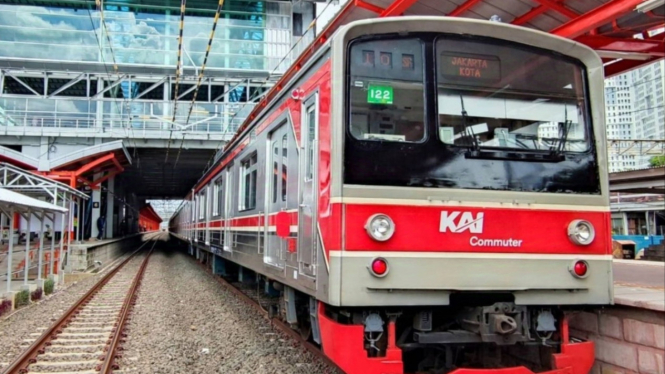 Kereta api Commuter Line jadi pilihan murah Jakarta ke Bandung.