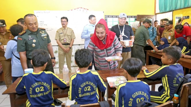 Wali Kota saat simulasi makan bergizi di sekolah-sekolah