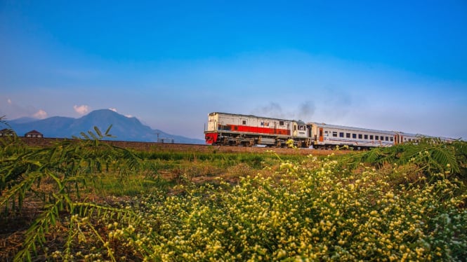 Kereta api melintas di jalur rel KAI Indonesia.