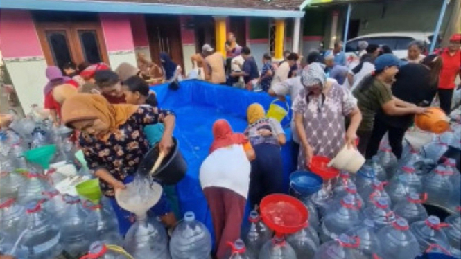 Puncak kemarau sudah lewat, tapi warga di masih antre air bersih.