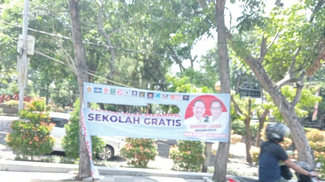 Salah satu spanduk paslon Polwakot Semarang yang sobek