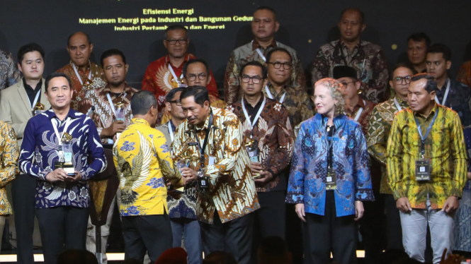 Nana Sudjana terima penghargaan Soebroto Award dari Menteri ESDM