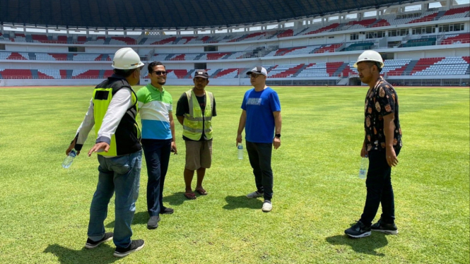 Panpel pertandingan PSIS mengecek Stadion Jatidiri Semarang.