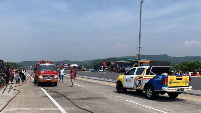 Petugas tutup jalan tol Semarang-Batang akibat truk terbakar.