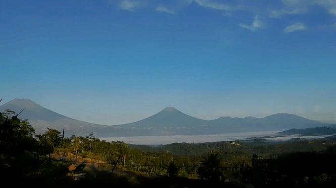 Pemandangan yang bisa dilihat dari Gunung Telomoyo.