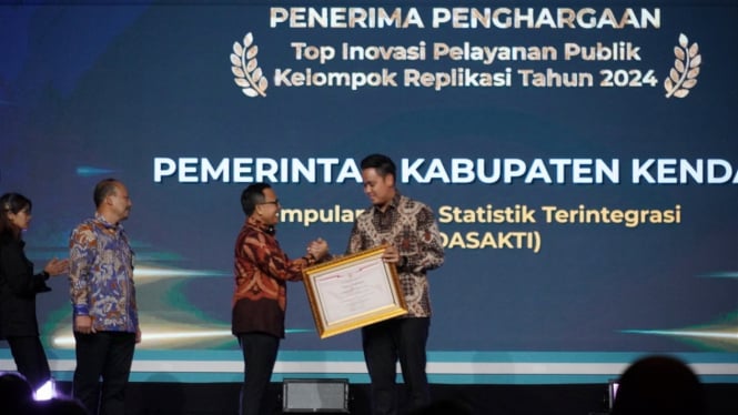 Bupati Kendal Dico Ganinduto terima penghargaan Menteri PANRB.