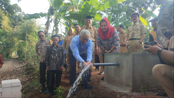 Wali Kota Semarang buka kran pengairan kebun durian Gunungpati