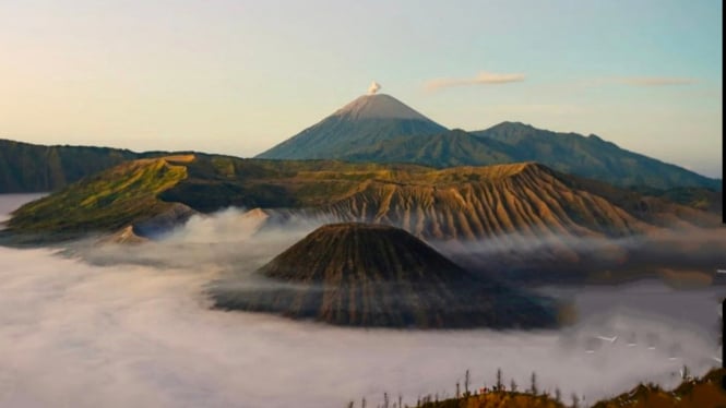 Gunung Semeru anggun di antara kaldera Gunung Bromo.