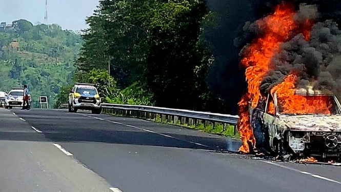 Sebuah Minibus Terbakar Di Tol Ungaran KM 426