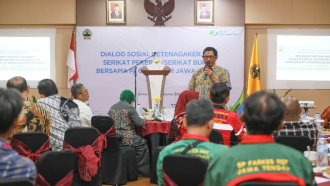 Pj Gubernur Jateng Nana Sudjana dialog terkait upah minimum 2025.