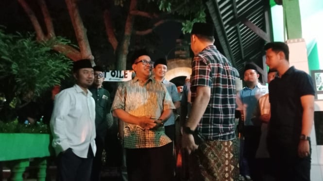 Calon Wakil Walikota Semarang Iswar Aminuddin ziarah ke makam Ki Ageng