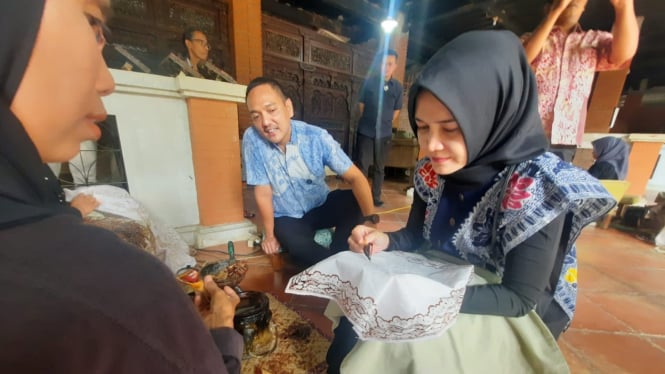 Calon Wali Kota Semarang Yoyok Sukawi kunjungi sanggar batik