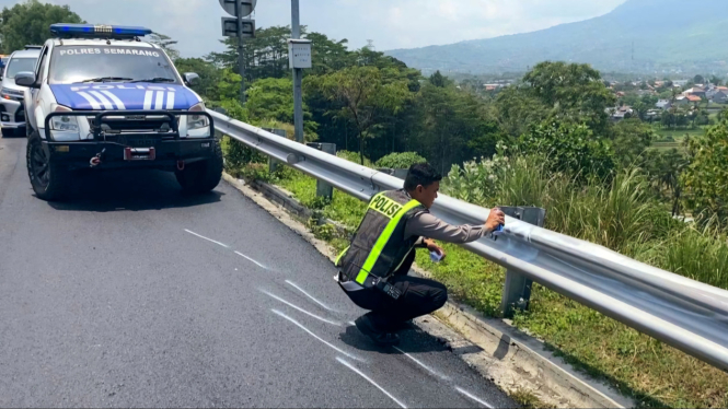 Polisi Lakukan Olah TKP kecelakaan Tol KM 432