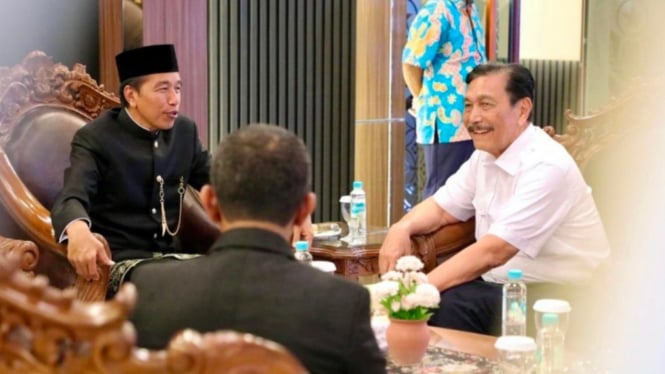 Jokowi dan Luhut di Lounge Bandara Adi Soemarmo Solo.