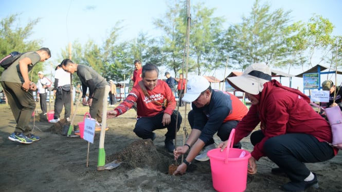 Gerakan bersih-bersih Pantai Tirang Kota Semarang