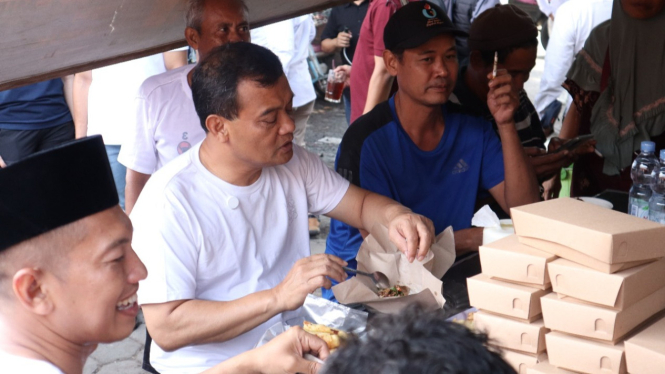 Cagub Jateng Ahmad Luthfi makan bareng warga di warung angkringan.