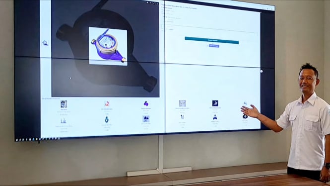 Dirut PDAM Tirta Bumi Serasi Tunjukkan Meteran Yang Sering Dicuri