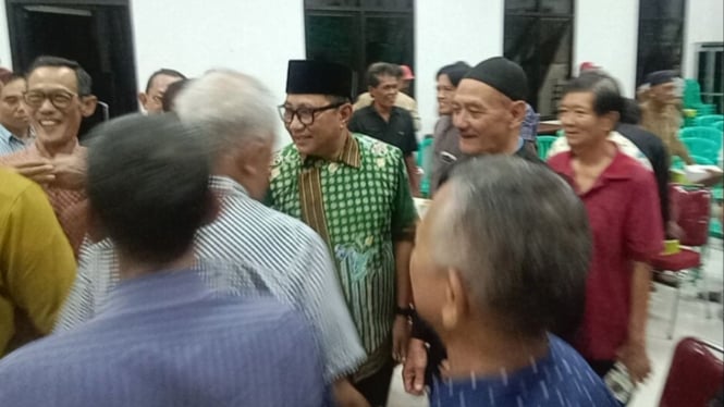 Calon Wakil Wali Kota Semarang Iswar Aminuddin bersama warga.