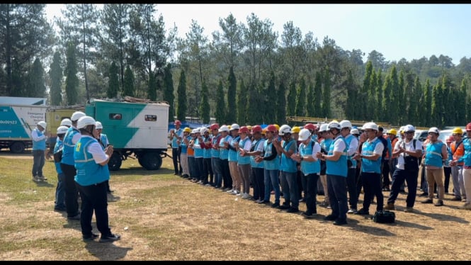 Petugas PLN amankan listrik saat Retreat Kabinet di Magelang.