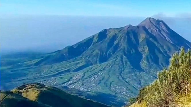 Gunung Merapi di perbatasan Jateng dan DIY.