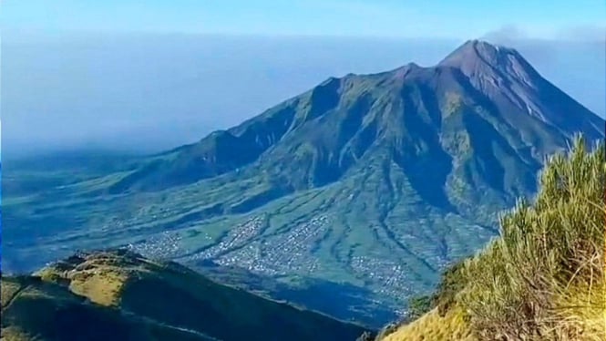 Gunung Merapi di Jawa Tengah.