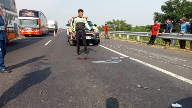 Polisi melakukan pemeriksaan di lokasi kecelakaan kru TVONE