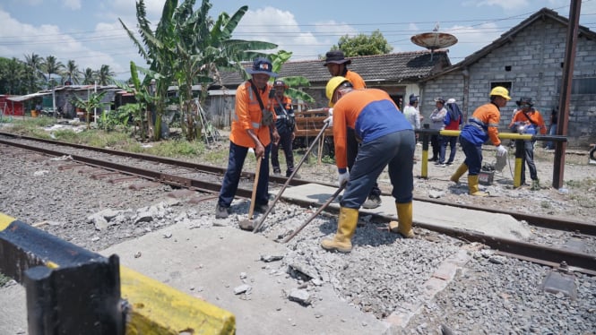 Petugas KAI menutup perlintasan sebidang tidak resmi di Semarang