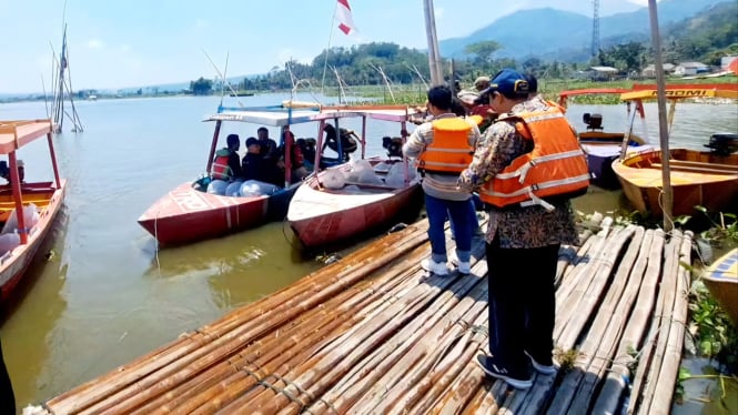 Jasa ASA IV PJT I Tebar Benih Ikan Di Danau Rawa Pening