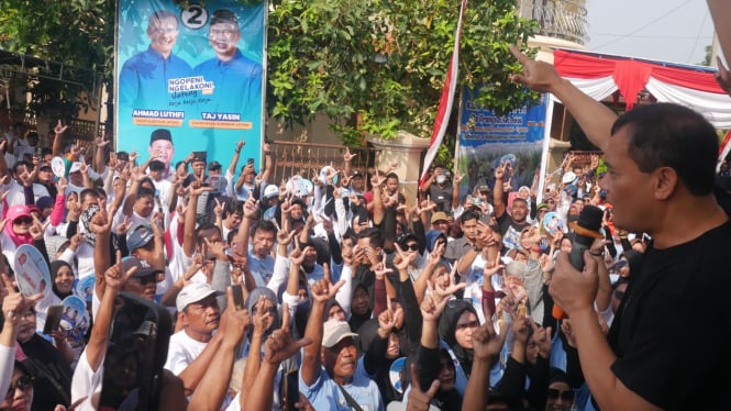 Cagub Jateng Ahmad Luthfi bersama relawan ikuti jalan sehat