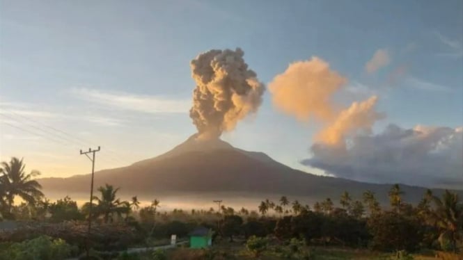 Gunung Lewotobi Laki-Laki meletus.