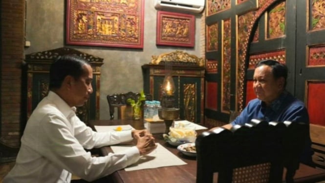 Prabowo dan Jokowi makan bareng di Angkringan Semar Solo.