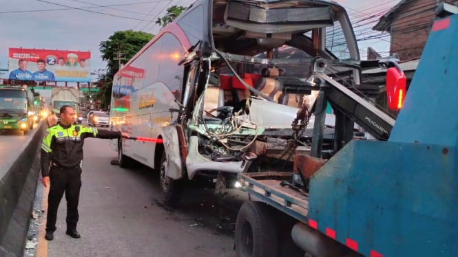 Bus Tabrak Truk Di Depan Pasar Babadan, Ungaran,Kab.Semarang