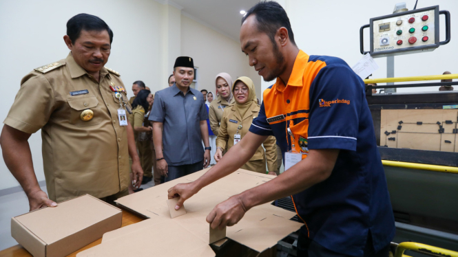 Nana Sudjana tinjau pembuatan kemasan di BIKDK Jateng