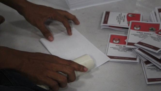 Pelipatan surat suara Pilkada di gudang KPU Kota Semarang