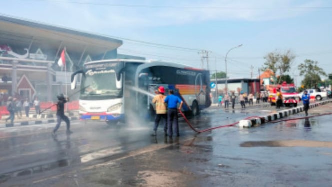 Bus terbakar di depan Terminal Purworejo.