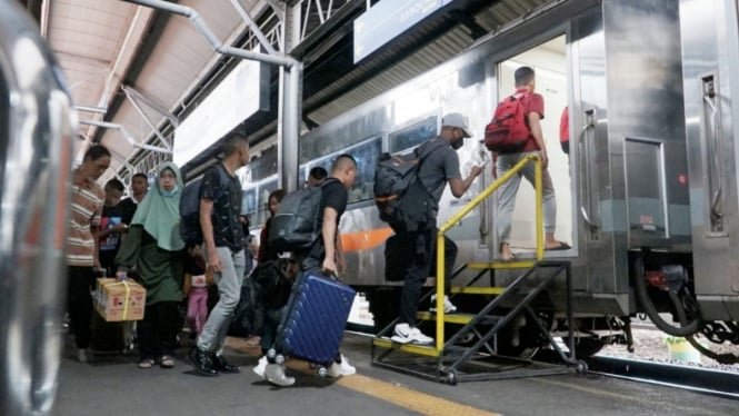 Penumpang kereta api naik dari Stasiun Semarang Tawang.