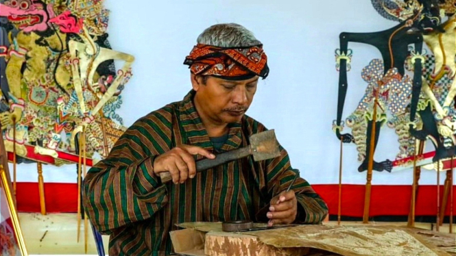 Pengrajin wayang kulit di Desa Sidowarno, Klaten, Jawa Tengah.