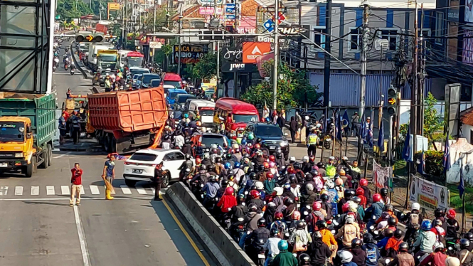 Satlantas Polres Semarang Evakuasi Truk Terguking Di Ungaran