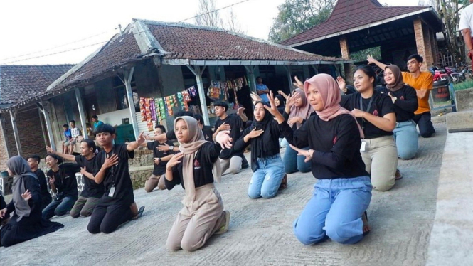 Berlatih menari di Kampung Berseri Astra, Tanon, Kab. Semarang.