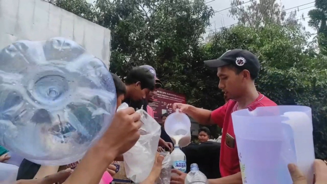 Peternak bagikan susu sapi gratis bagi warga