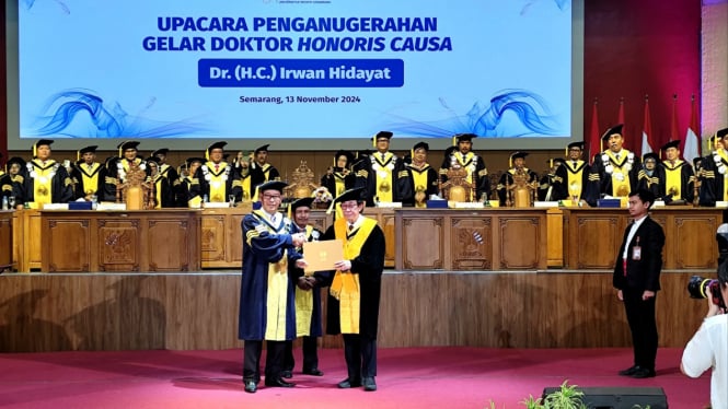 Direktur PT Sido Muncul terima gelar Doktor Honoris Causa dari UNNES.