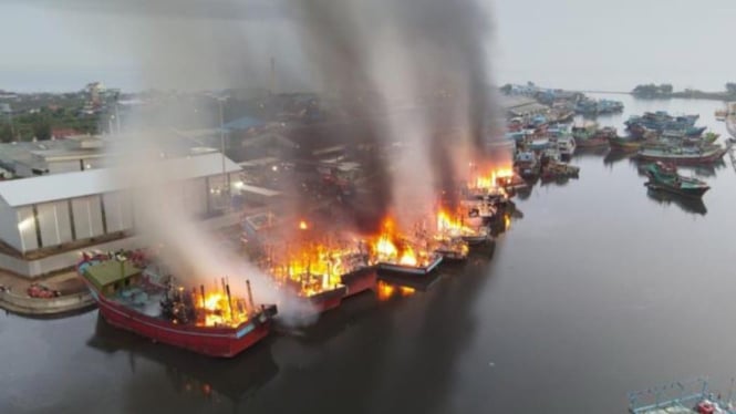 Kebakaran melanda Pelabuhan Ikan Pekalongan.