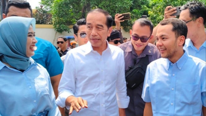 Jokowi blusukan bareng Respati-Astrid di Pasar Notoharjo Solo.