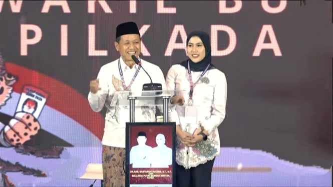 Paslon Pilkada Kudus Samani-Bellinda Birton saat debat.