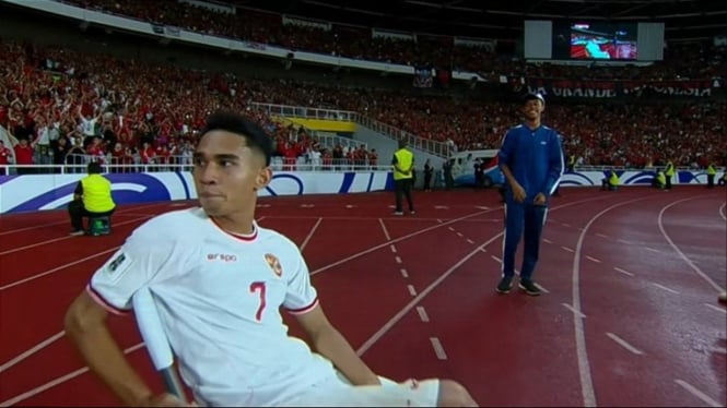 Marselino bergaya duduk setelah mencetak gol ke gawang Arab Saudi.