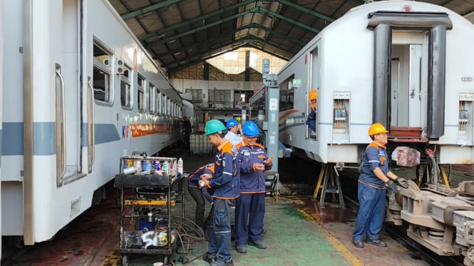 Petugas Depo Kereta Poncol Semarang perbaiki kereta jelang Nataru.