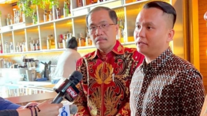 Pengamat politik Hendry Mendrofa (kanan).