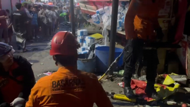 Tim SAR melakukan evakuasi korban laka di Ngaliyan Semarang.