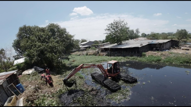 Pengerukan sungai di Kota Semarang.